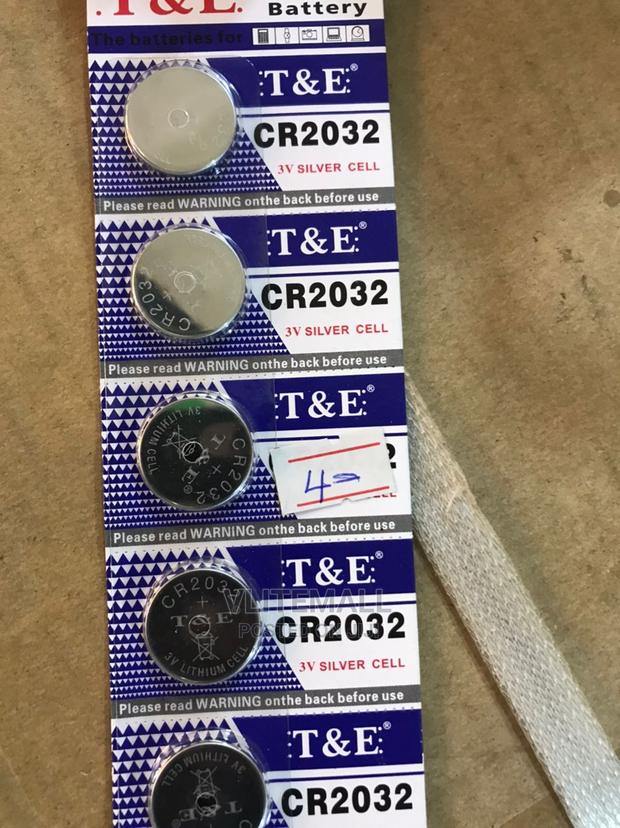 Cr2032 3v Silver Battery · Photo 2