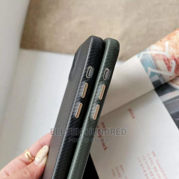 Apple iPhone 13 Pro Max Fabric Case · Photo 4