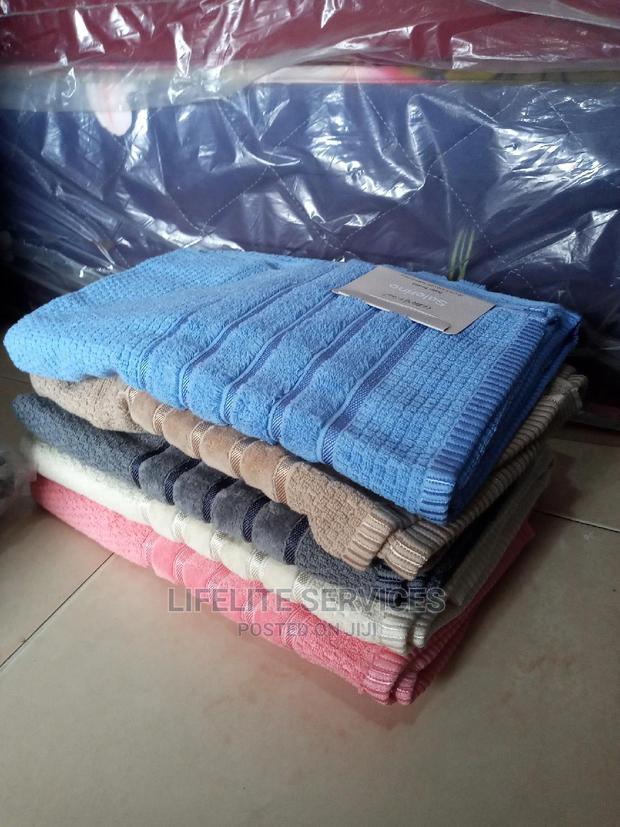 100% Cotton Bath Towel · Photo 2