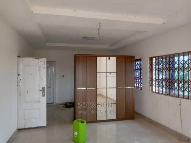 5bdrm Duplex in Dr Roko, Pokuase for Sale · Photo 4