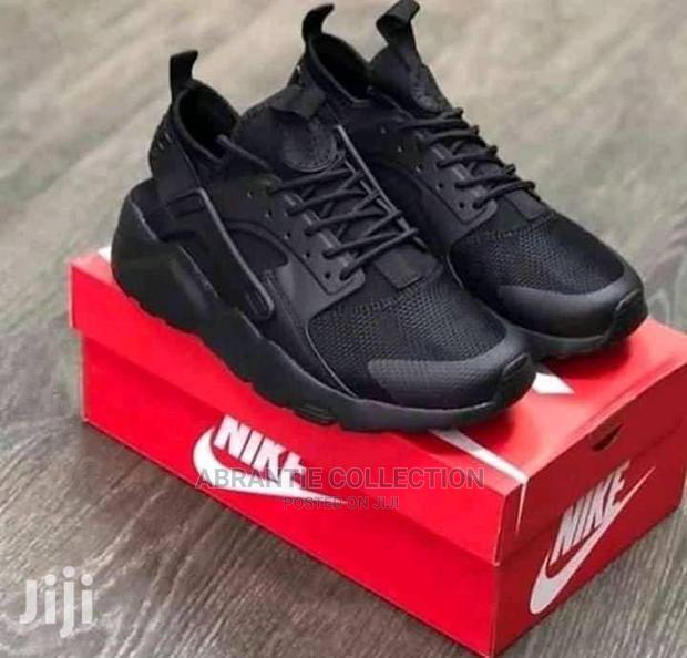 Nike Huarache Triple Black · Photo 4