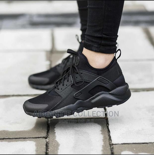 Nike Huarache Triple Black · Photo 3
