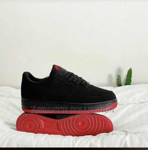 Nike Air Force 1 Suede Black and Red · Photo 3