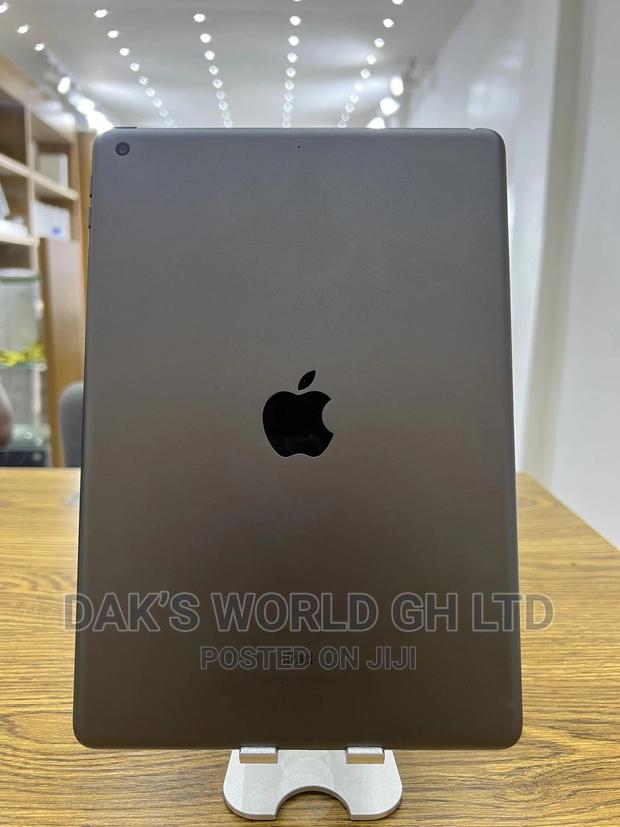 Apple iPad 10.2 (2021) 64 GB Gray · Photo 3