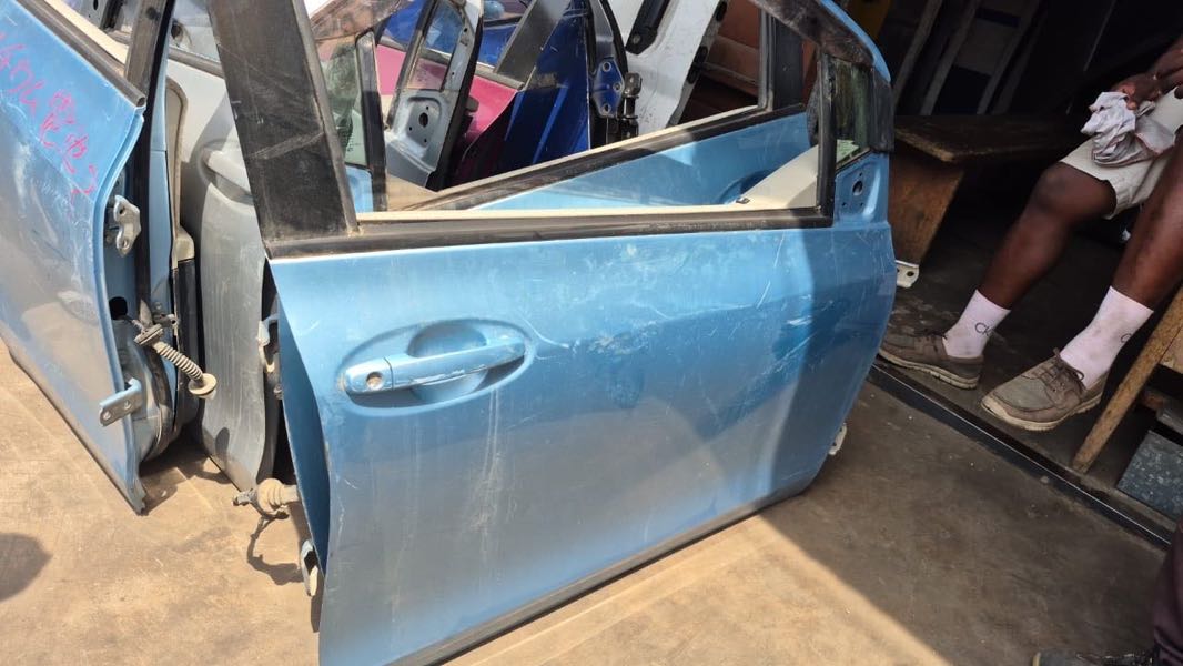 TOYOTA VITZ DOORS 2007-2010