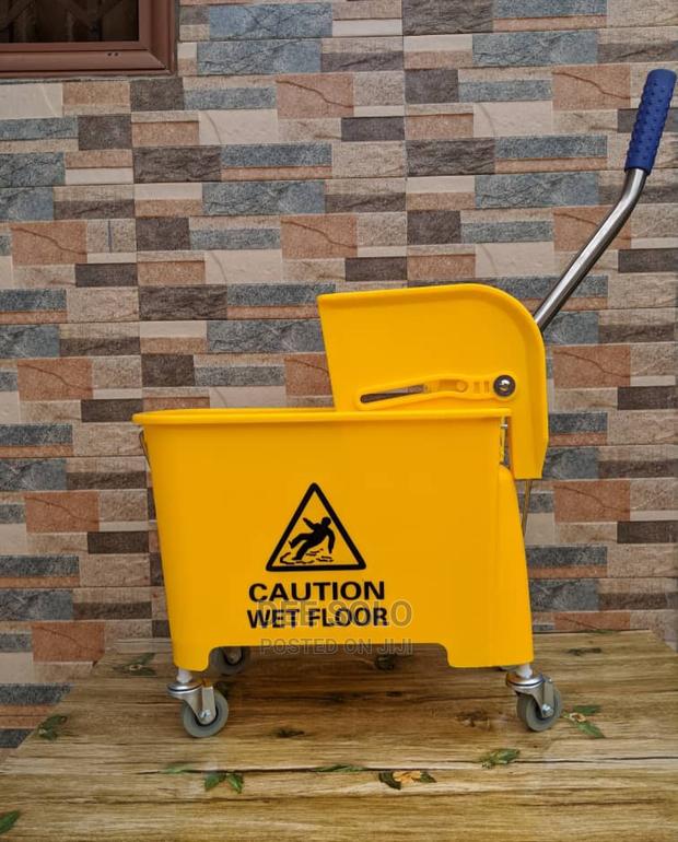 Industrial Mop Bucket · Photo 4