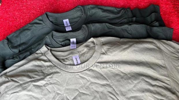 Quality Unisex Plain T-shirt.,.