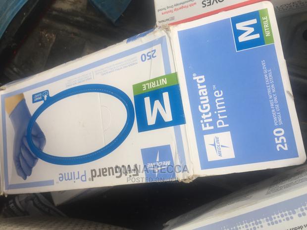 Disposable Examination Gloves · Photo 1