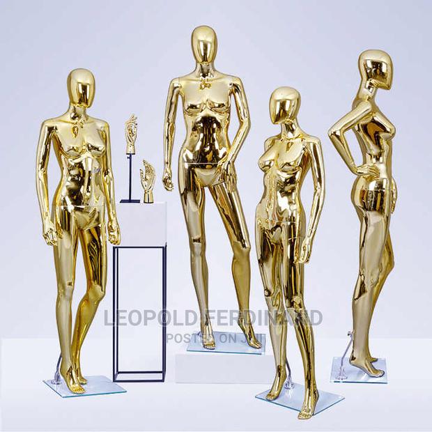 Gold Female Mannequins · Photo 4