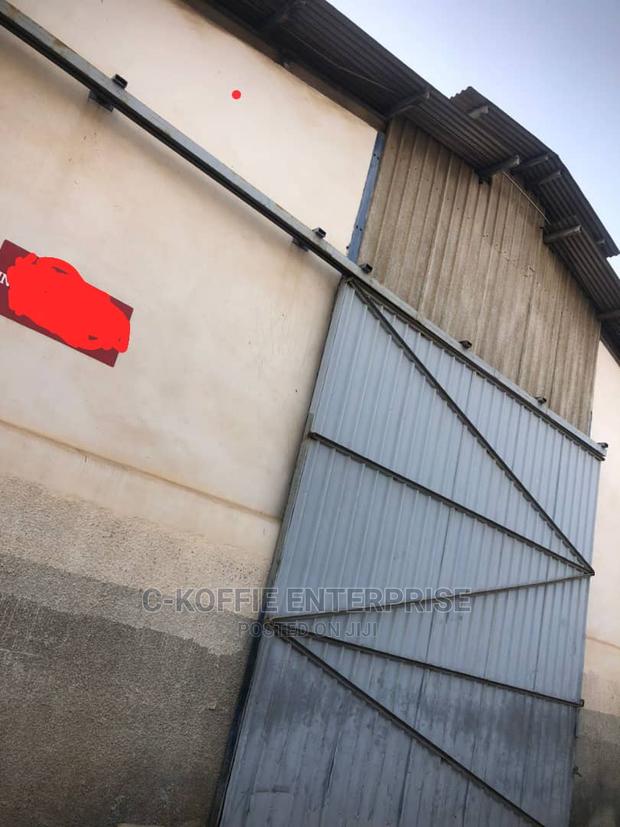 992 SQM Warehouse Offices at Graphic-Stc 4 Rent · Photo 1