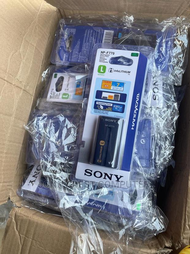 Sony F700 Batteries · Photo 3