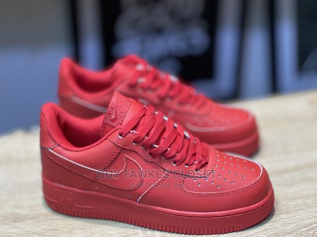 Nike Air Force 1 Triple Red · Photo 4