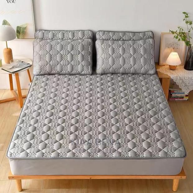 Waterproof Mattress Cover With 2 Pillowcases · Photo 2