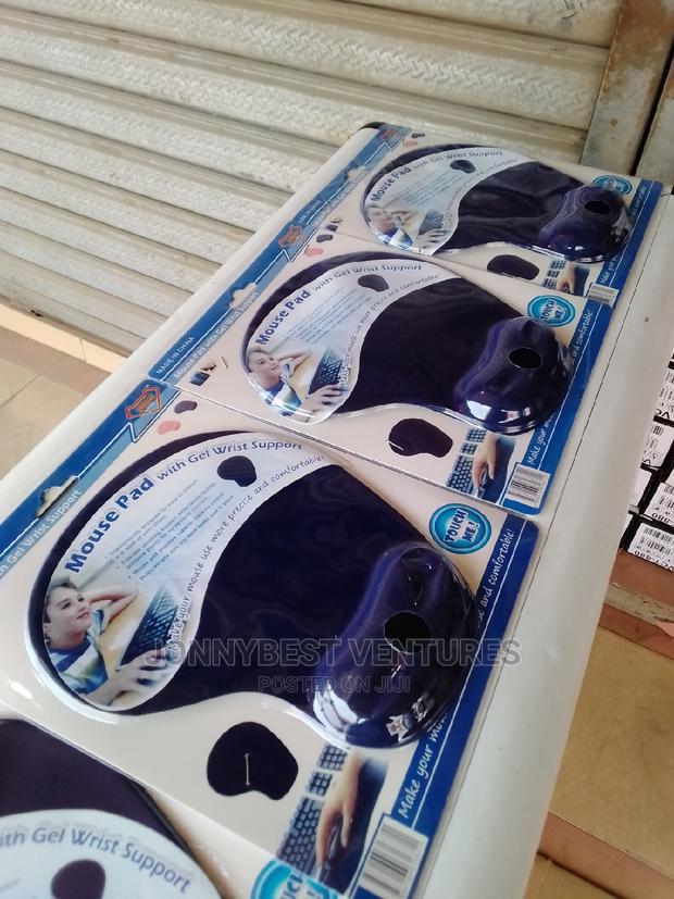 Mouse Pad With Wrist Support · Photo 4