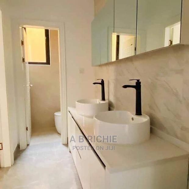 5bdrm Townhouse/Terrace in East Legon for Sale · Photo 3