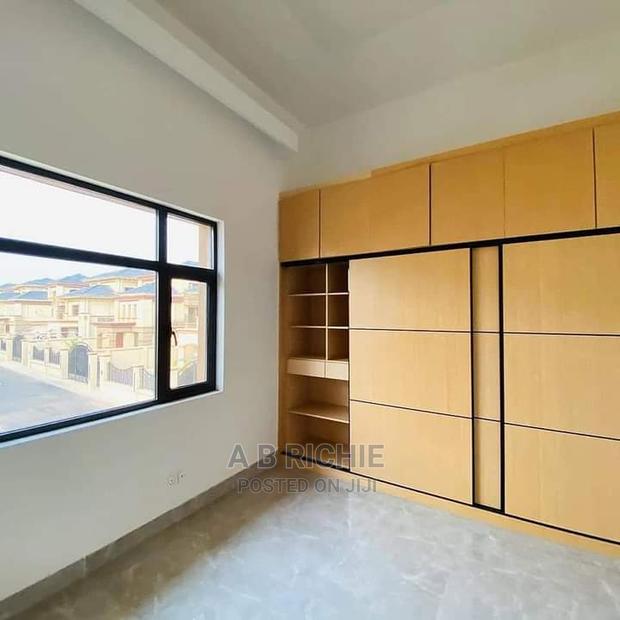 5bdrm Townhouse/Terrace in East Legon for Sale · Photo 4