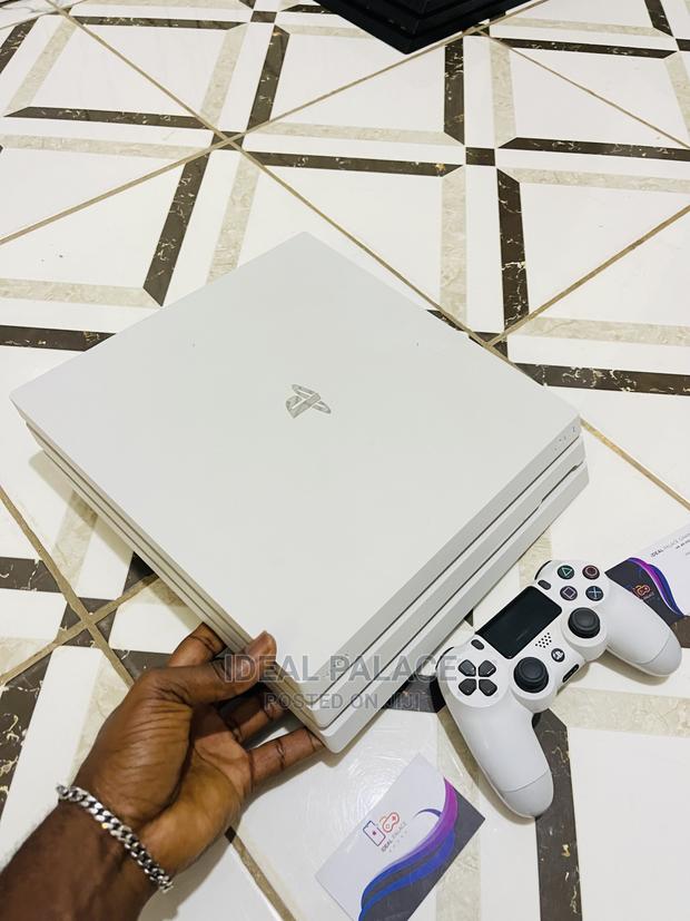 White Ps4 Pro With 5 Games · Photo 4