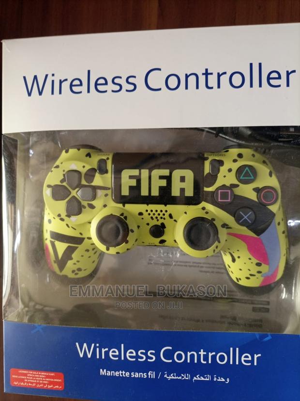 PS4 Controller With FIFA Design · Photo 2