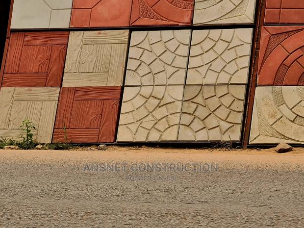 Strong Tile Layout · Photo 2