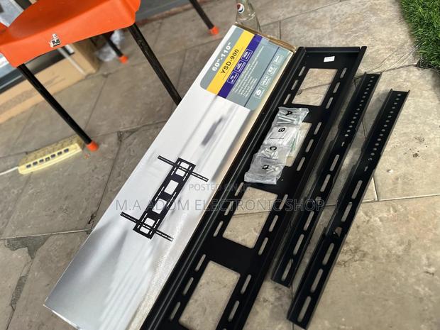 32”-100” Universal Fixed Wall Mount · Photo 2
