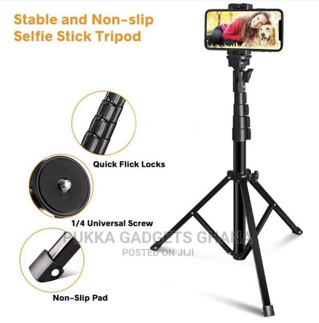 Phone Tripod With Remote · Photo 2