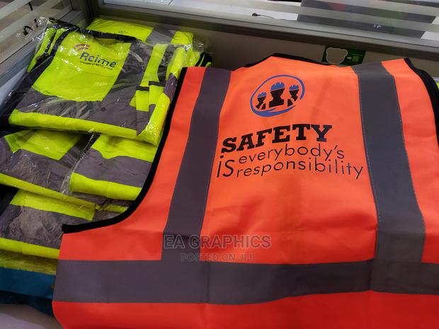 Reflector Vests and Safety Helmet Branding photo 3