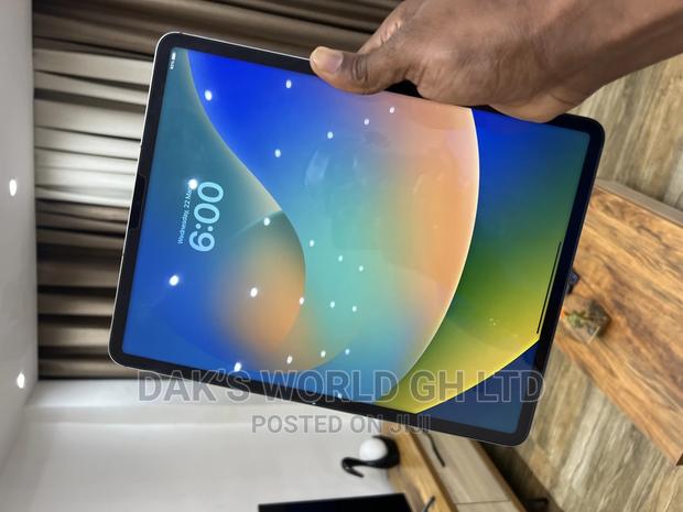 Apple iPad Pro 12.9 (2022) 256 GB Gray · Photo 3