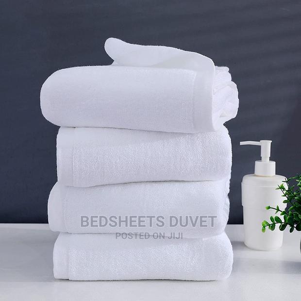 White Thick Bath Towels · Photo 2
