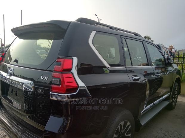 New Toyota Land Cruiser Prado 2022 Black photo 4
