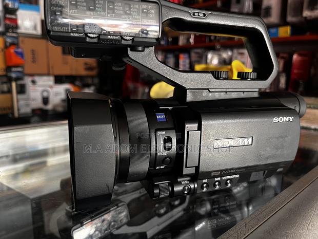 Sony PWX 70 1080p FHD Camcorder · Photo 2