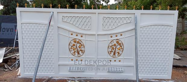 H Metal Sliding Gate · Photo 1