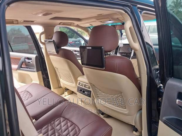 RENT Toyota Landcruiser V8 · Photo 4