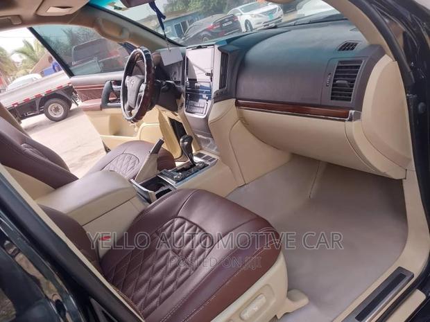 RENT Toyota Landcruiser V8 · Photo 3