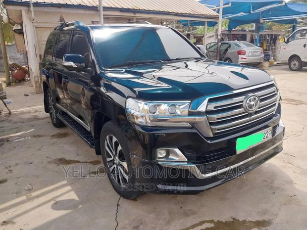 RENT Toyota Landcruiser V8 · Photo 2