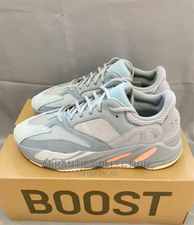 Adidas Yeezy Boost 700 · Photo 3