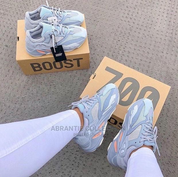 Adidas Yeezy Boost 700 · Photo 4