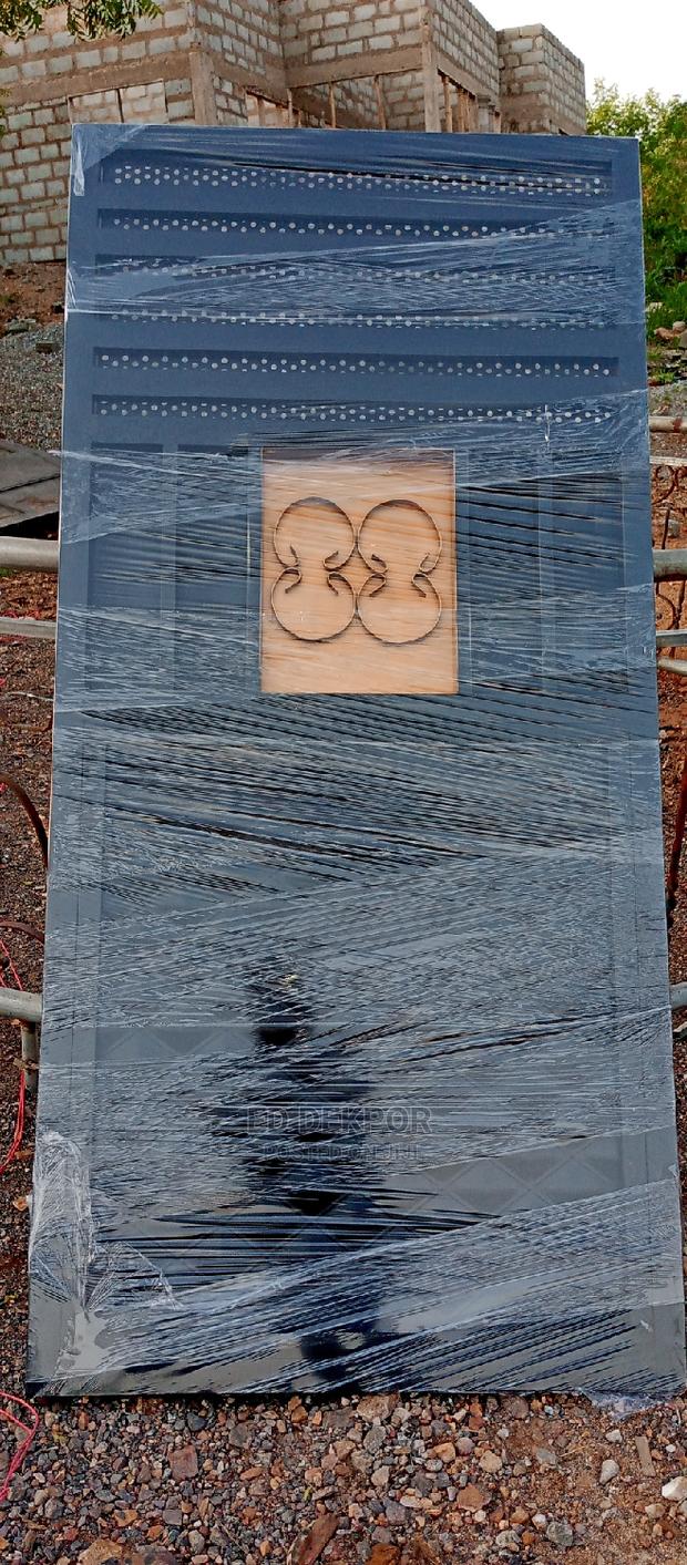 H Metal Gate · Photo 2