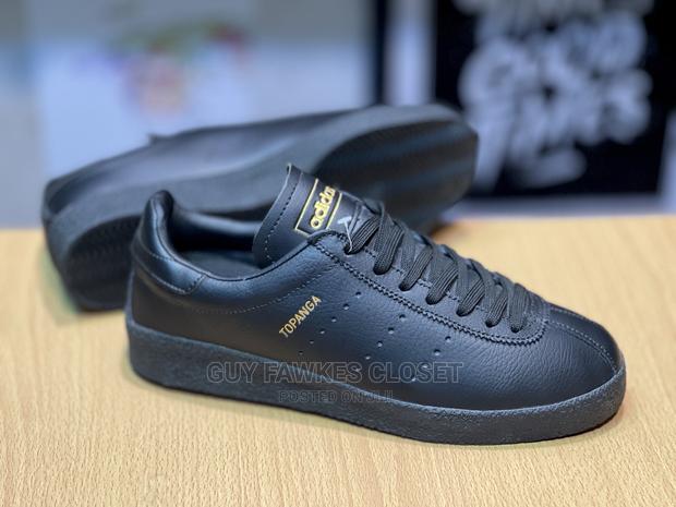 Adidas Topanga Triple Black · Photo 4