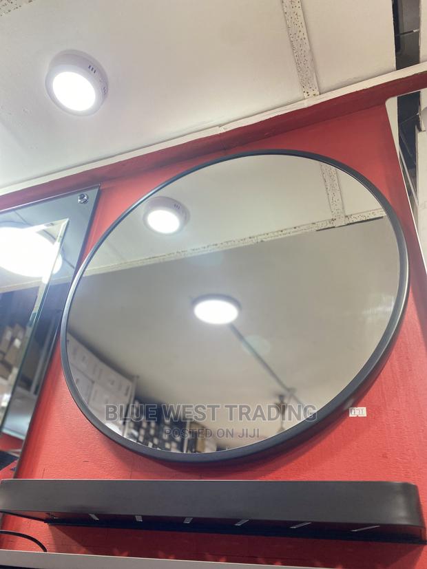 Plastic Edge Round Mirror - Stylish Mirror · Photo 4