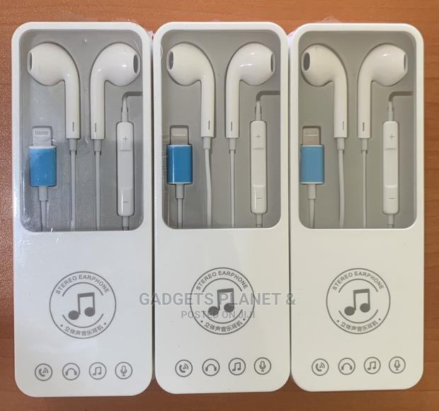Apple Earpods With Bluetooth Lightening Connector Earphone · Photo 3