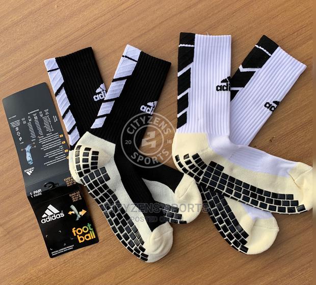 Adidas Brack and White Grip Socks · Photo 3