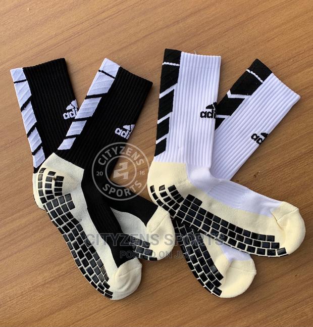 Adidas Brack and White Grip Socks · Photo 4