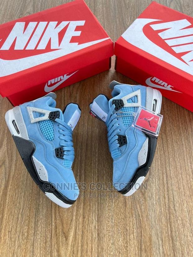 Air Jordan 4 Retro · Photo 2