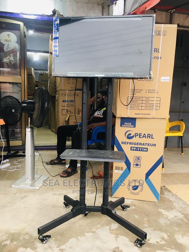 Trolley for 32-70" Tv With Shelf · Photo 3