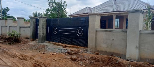 Rd Metal Gate · Photo 1