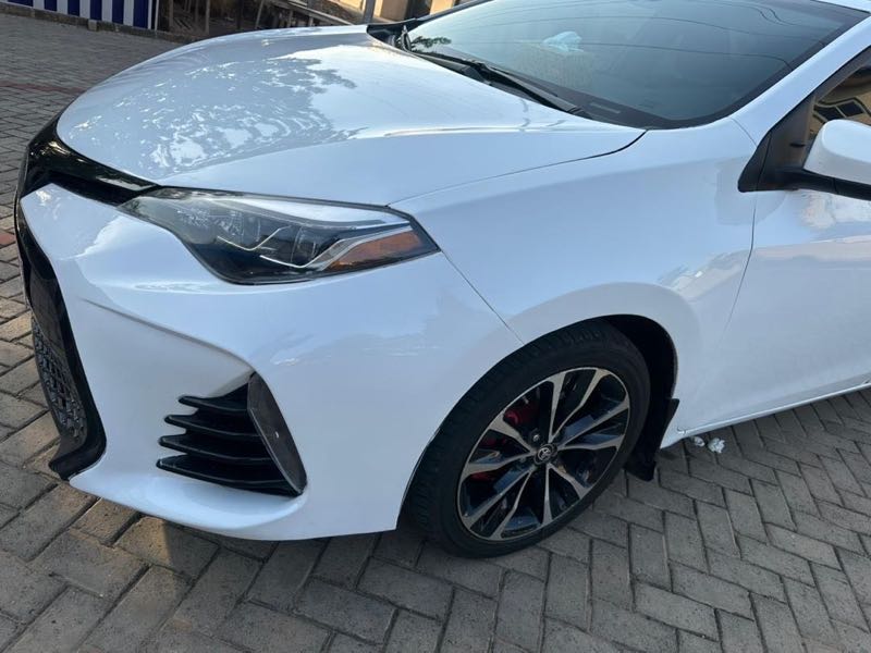 Toyota Corolla XSE (1.8L 4cyl 2A) 2019 White