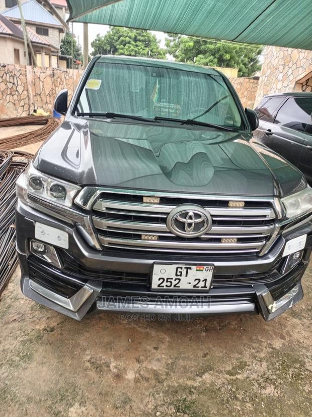 Toyota Land Cruiser V8 for Rent