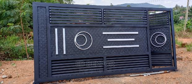 T R G Metal Gate · Photo 2