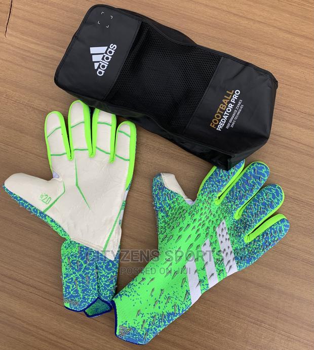 Adidas Predator Keepers Gloves · Photo 3