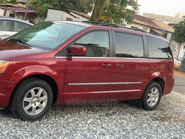Chrysler Town Country-7 Seater for Rental photo 5